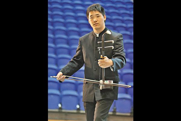 專注勤奮視障生 二胡奏出「第二人生」
