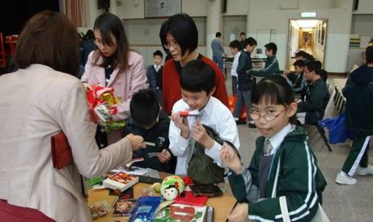 學生們快樂地選購4R賣物會貨品