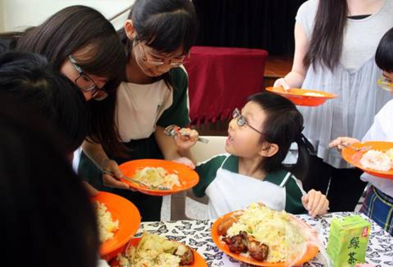 2015貧富宴大家分享食物 