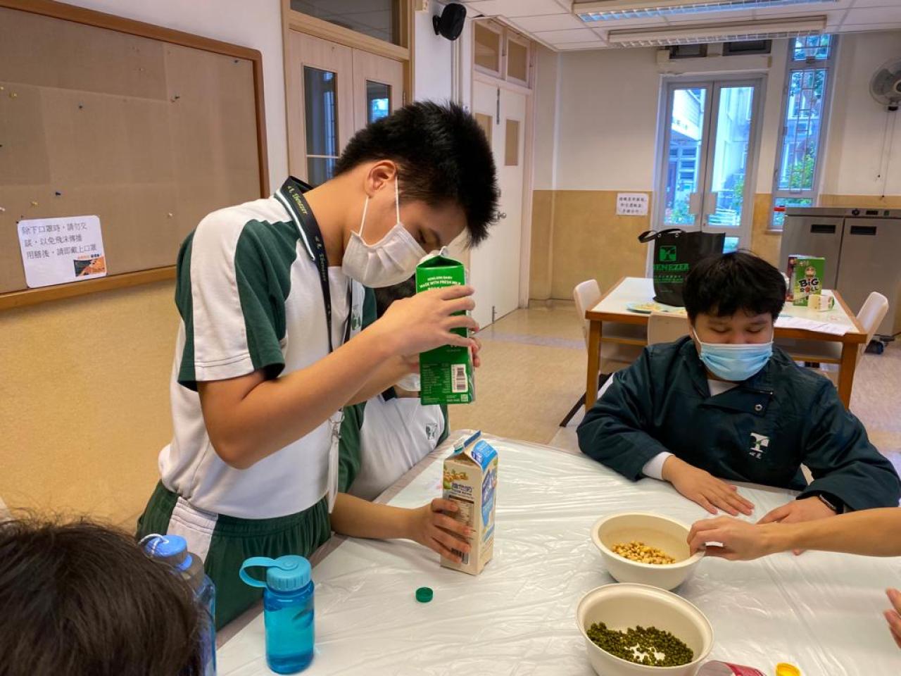 學生學習以回收飲品盒種植芽菜