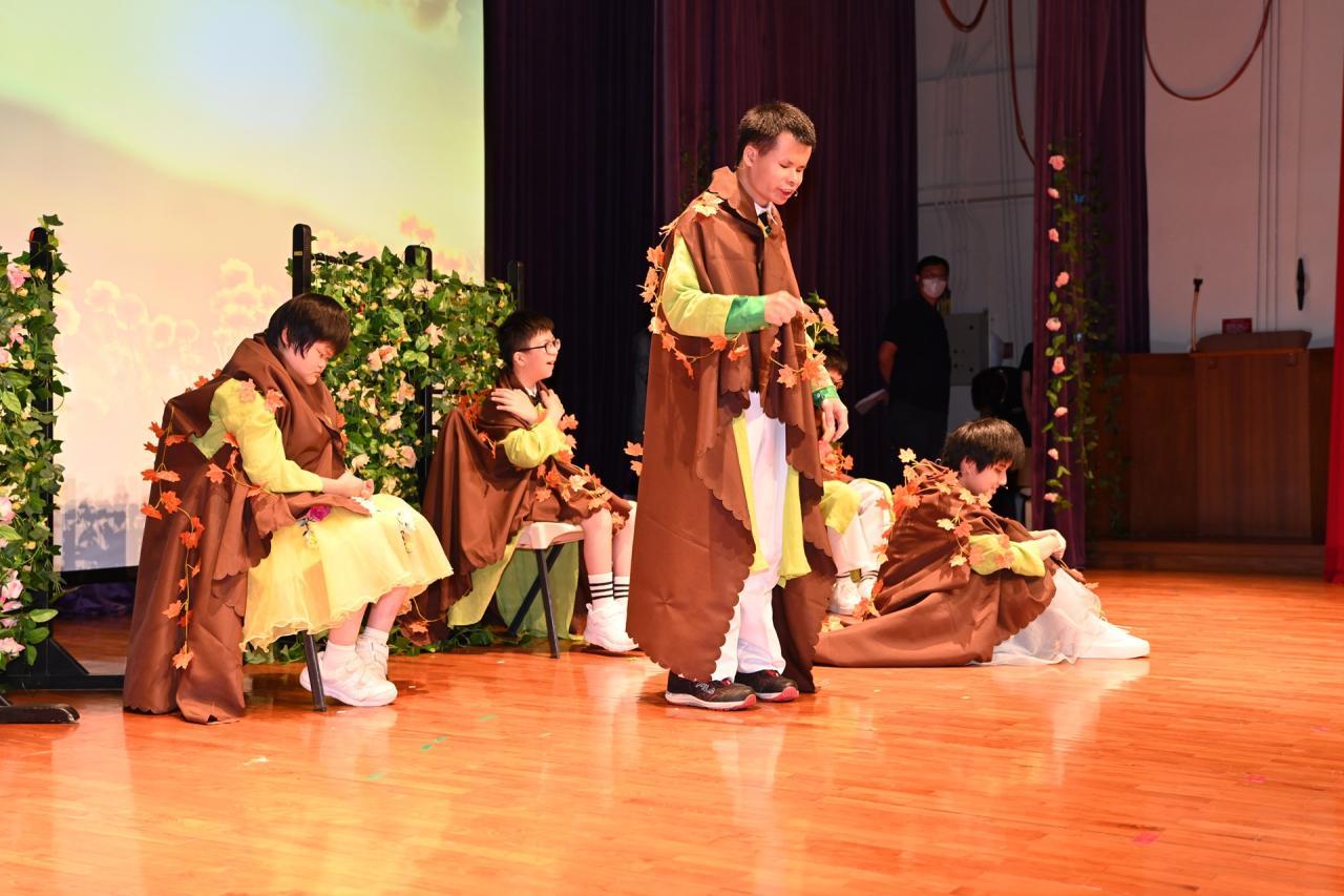 恩望學生表演音樂劇「天使的花園」